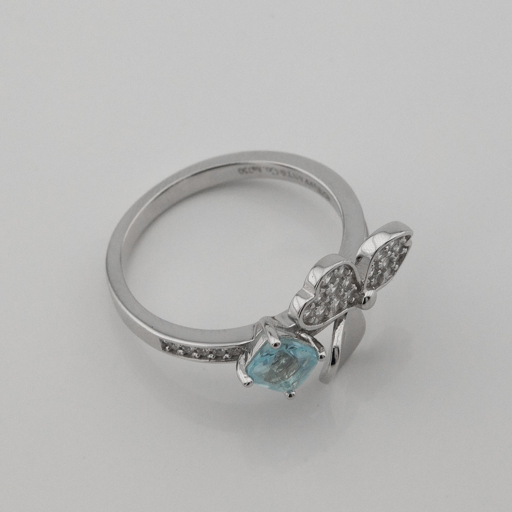 Серебряное кольцо Цветок белый с голубым фианитом k111600, 16,5 размер