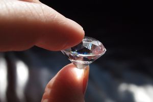 Як правильно читати бирку ювелірних виробів з діамантами
