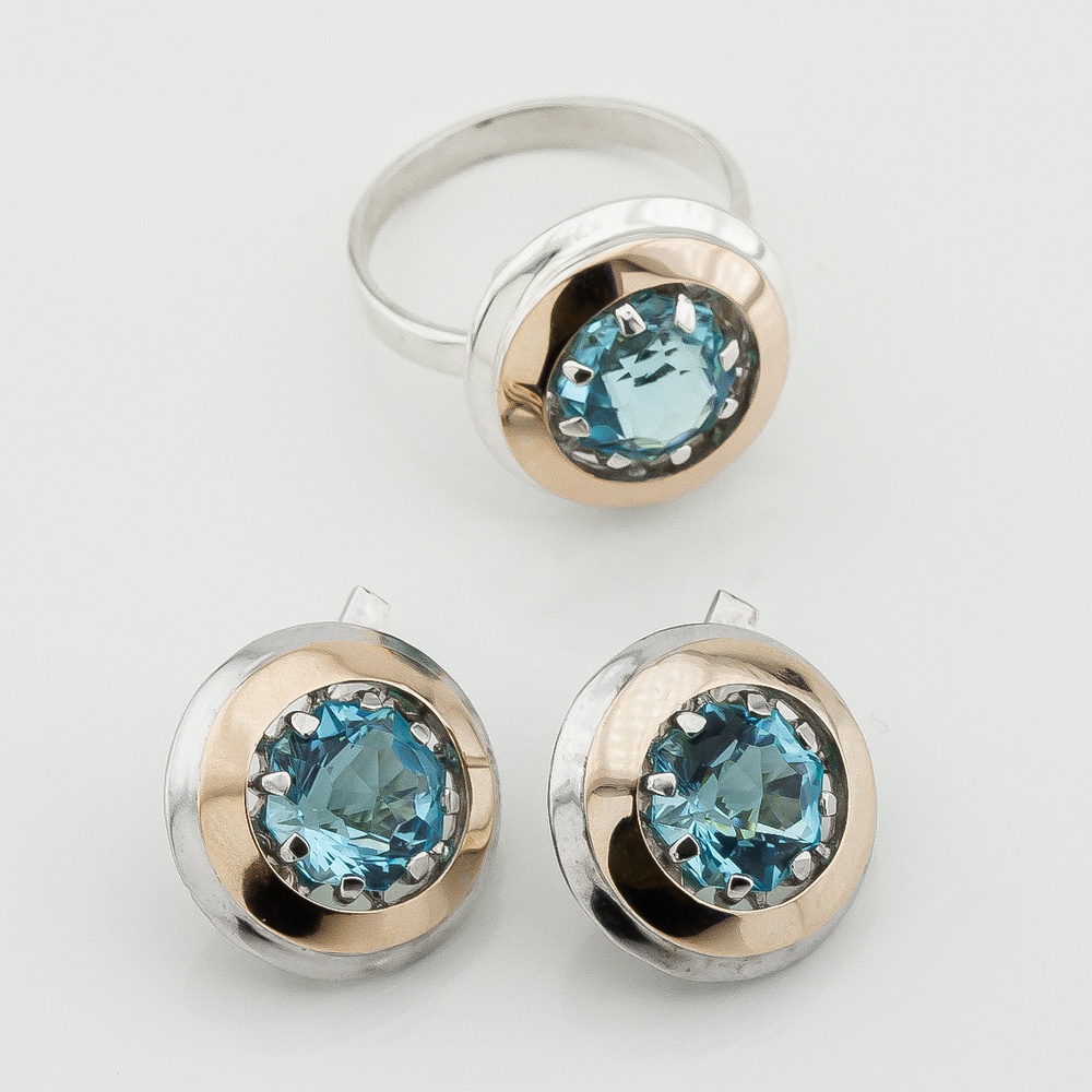 Серебряное кольцо с голубым фианитом с золотыми накладками к470ф, 19 размер