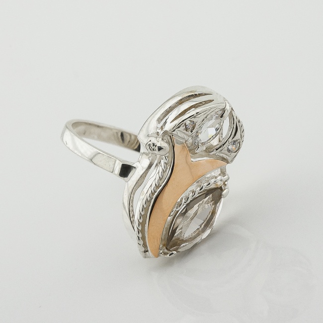 Серебряное кольцо с фианитами с золотыми накладками к263ф, 17 размер