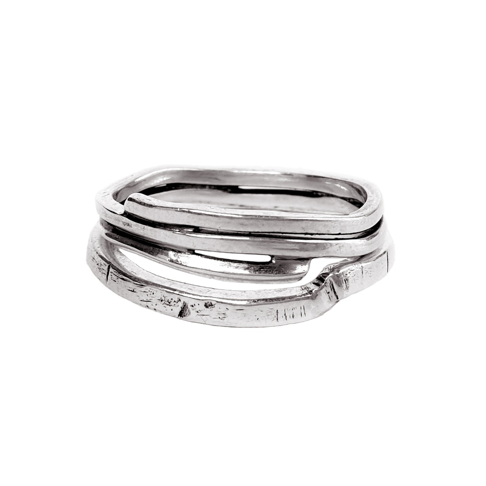 Авторское серебряное кольцо "EJ Bleach Glow" (Яркий блеск) c чернением по форме изогнутой спирали, Арт. 1123/EJ-15.5