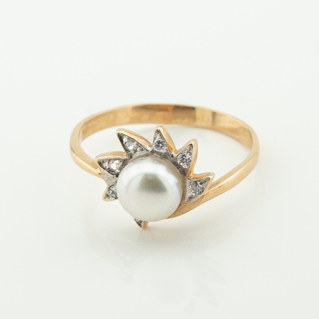 Золотое кольцо с жемчугом и фианитами k111850, 18 размер