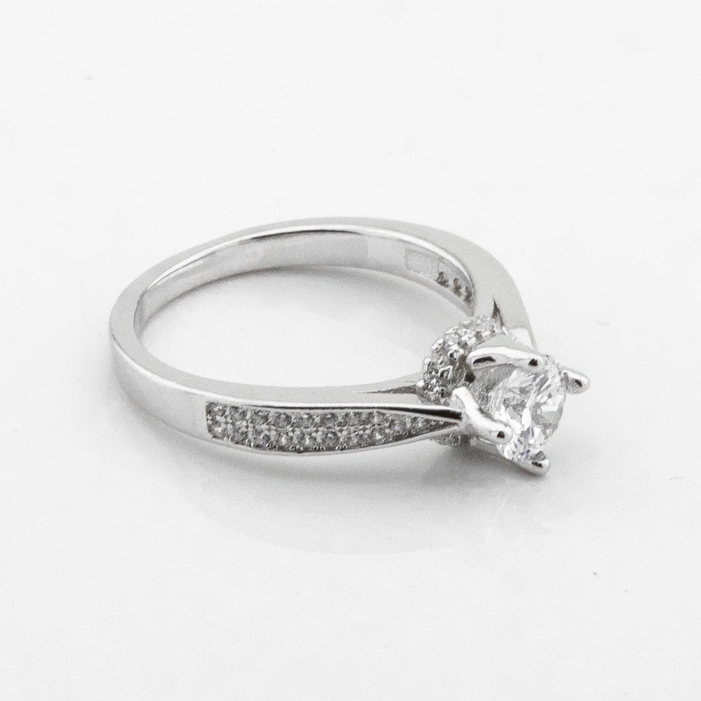 Серебряное кольцо с одним камнем и дорожкой с фианитами K111710, 15,5 размер