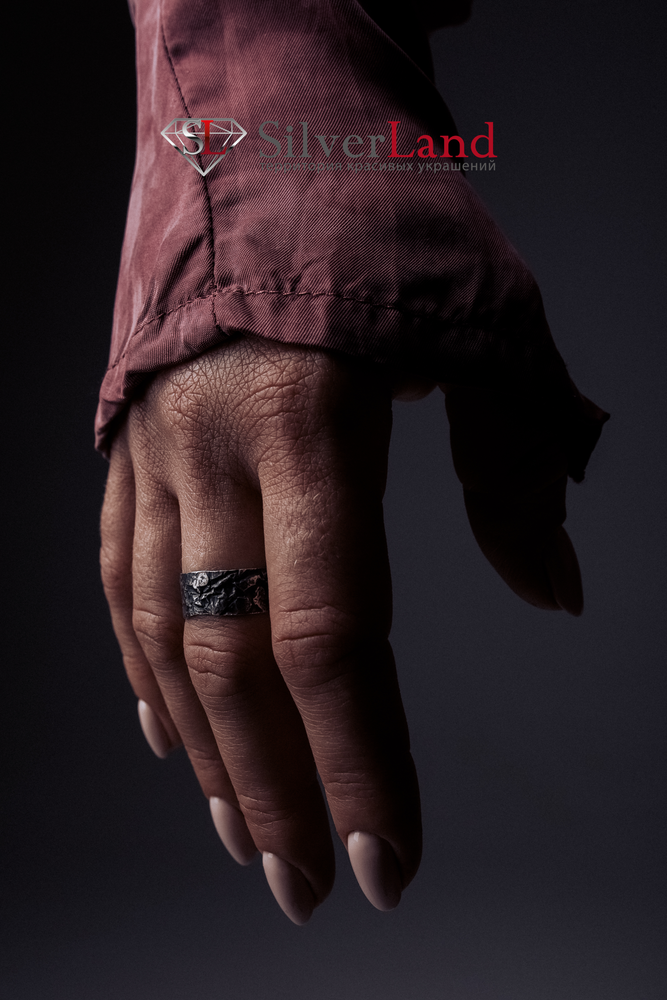 Серебряное кольцо с чернением "EJ Overcoming" с минималистичной гравировкой Арт. 1081/EJ размер 17