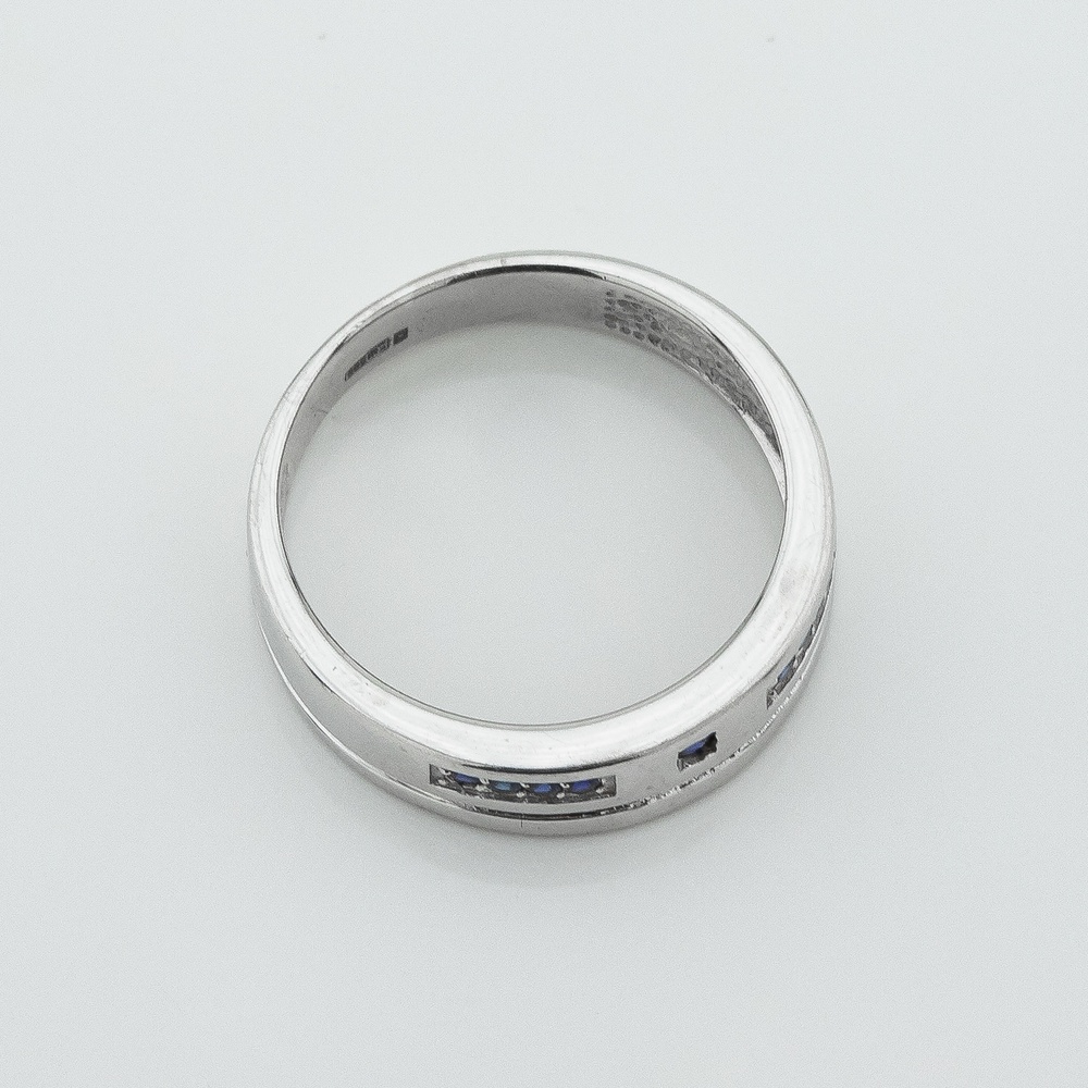 Кольцо гладкое с сапфирами и бриллиантами из белого золота 103142,17,5 размер