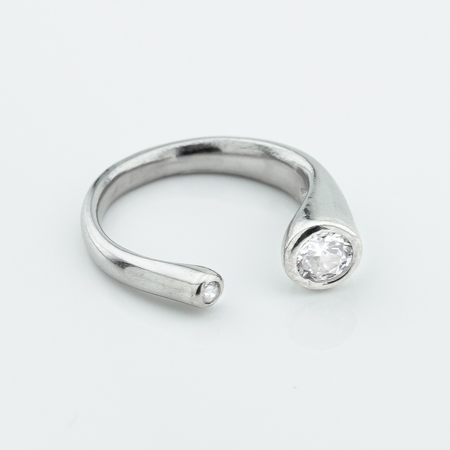 Серебряное открытое кольцо Асимметрия с белыми фианитами k111789,16 размер