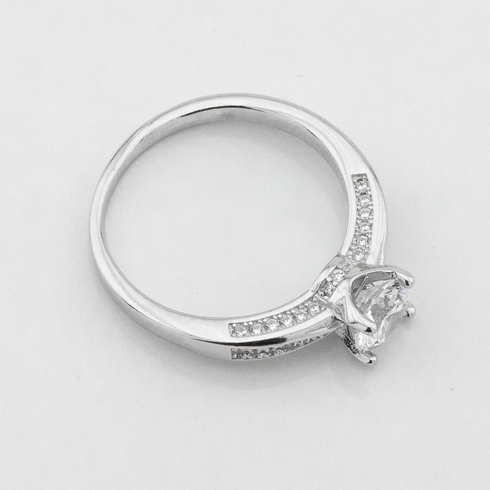 Серебряное кольцо выступающим камнем белым с фианитами K111709, 18 размер