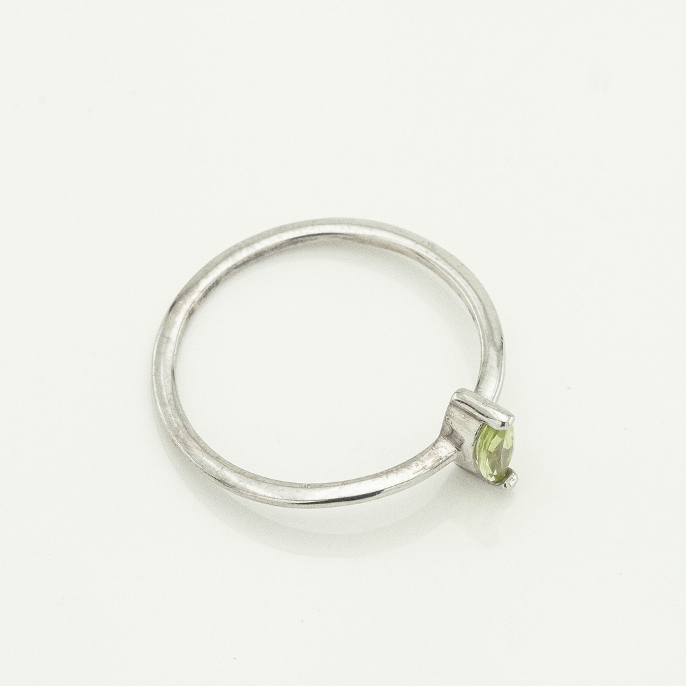 Серебряное кольцо с хризолитом маркиз 11011234chr, 16 размер