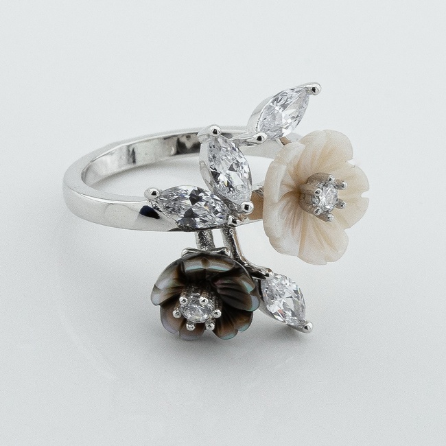 Серебряное кольцо Цветы крупные с эмалью и перламутром k111747, 16 размер