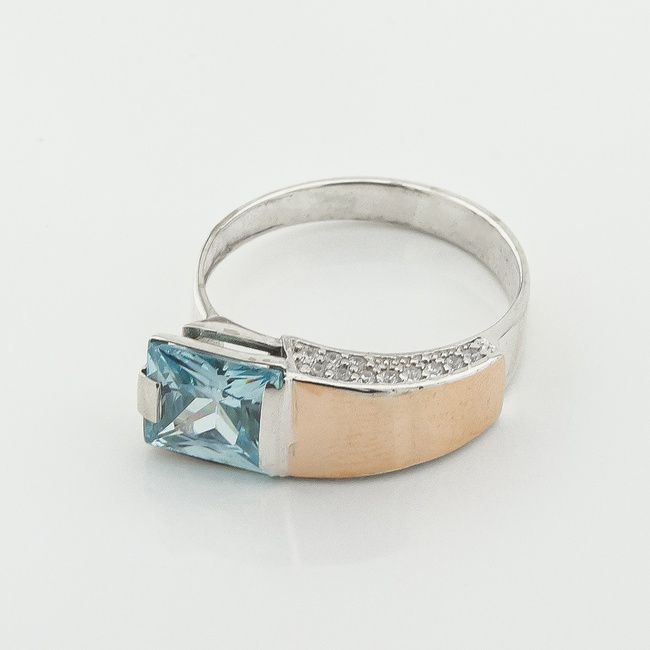 Серебряное кольцо с голубым фианитом с золотыми накладками к506ф, 17,5 размер