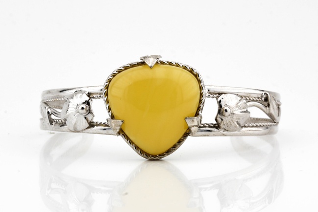 Незамкнутый серебряный браслет с желтым янтарем треугольной формы 15146а, Желтый
