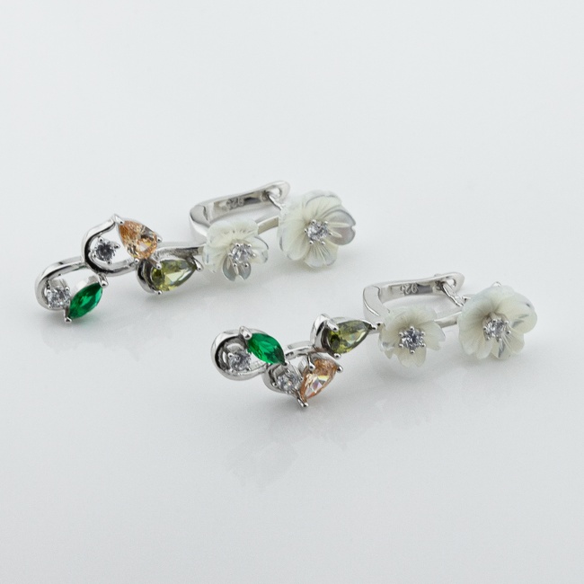 Срібні сережки висячі Квіти кольорові з перламутром і фіанітами c121781