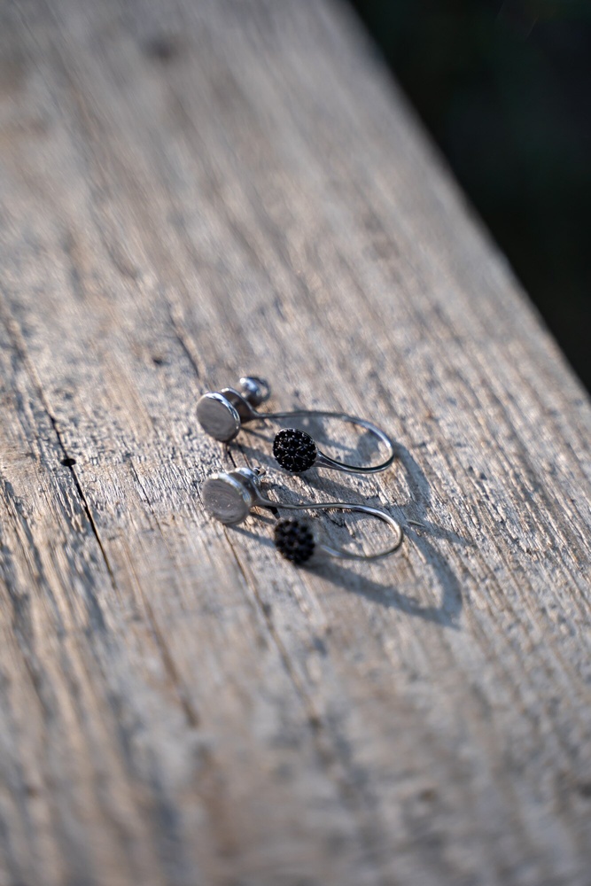 Срібні сережки-пусети висячі Кружочки з чорними фіанітами с23156-H, Чорний