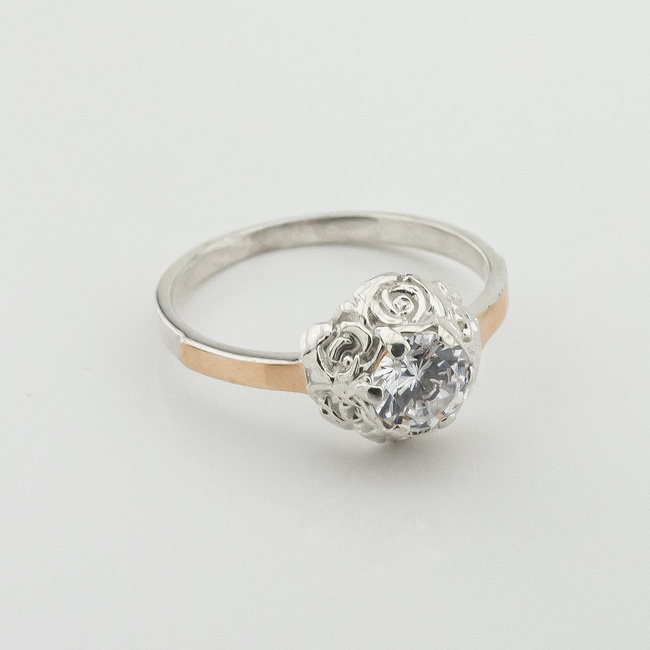 Серебряное кольцо с фианитами с золотыми накладками к734ф-1, 17,5 размер