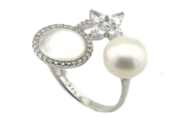 Серебряное кольцо с фианитами и перламутром СК11013, 16,5 размер, 16-5, Белый
