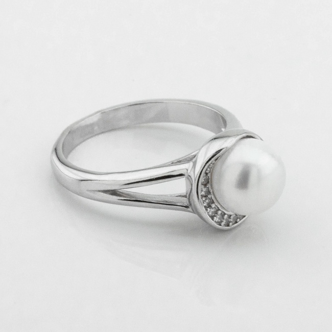 Серебряное кольцо Кружок с жемчугом и фианитами K111706, 15,5 размер