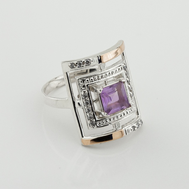 Серебряное кольцо с фиолетовым фианитом с золотыми накладками к2640фл, 18,5 размер