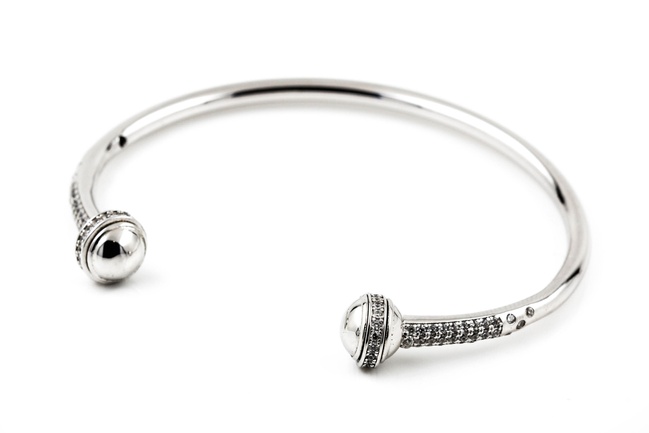 Тонкий незамкнутый браслет из серебра с фианитами СВ15009, Белый