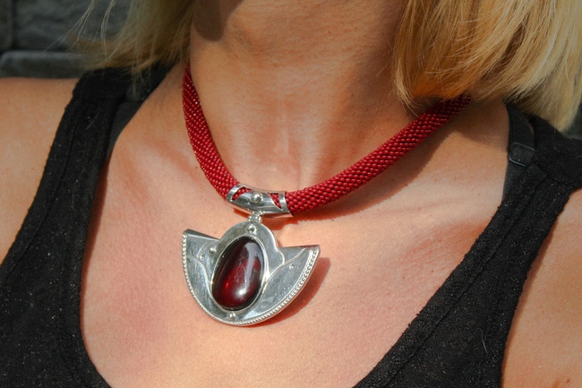 Дизайнерське срібне кольє велике ручної роботи червоне з бурштином та чеськими перлами Р0019
