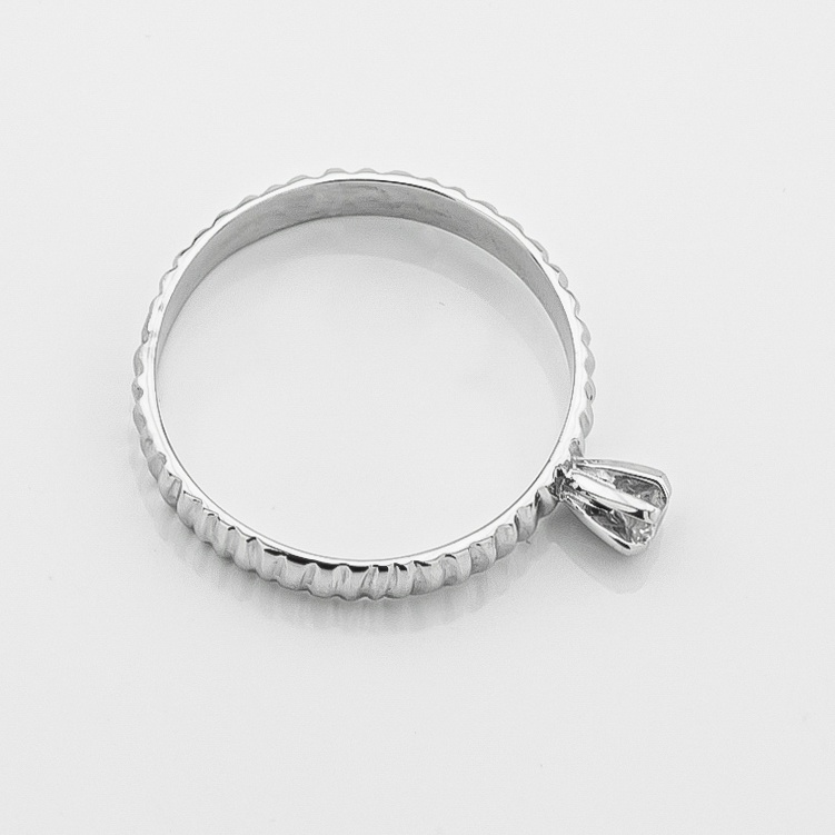 Золотое кольцо белое волнистое одним выступающим бриллиантом 111087-2dia, 15,5 размер