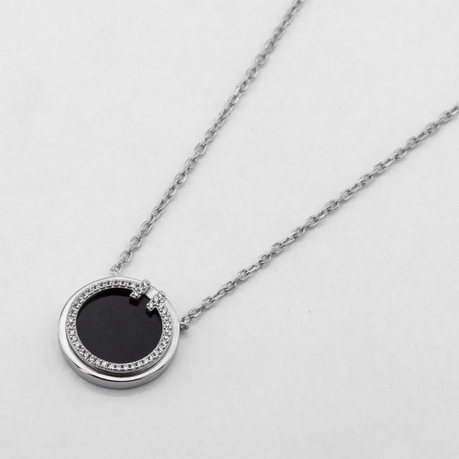 Серебряное колье круг Т (эмаль черная, фианиты) ko14585, 40 размер