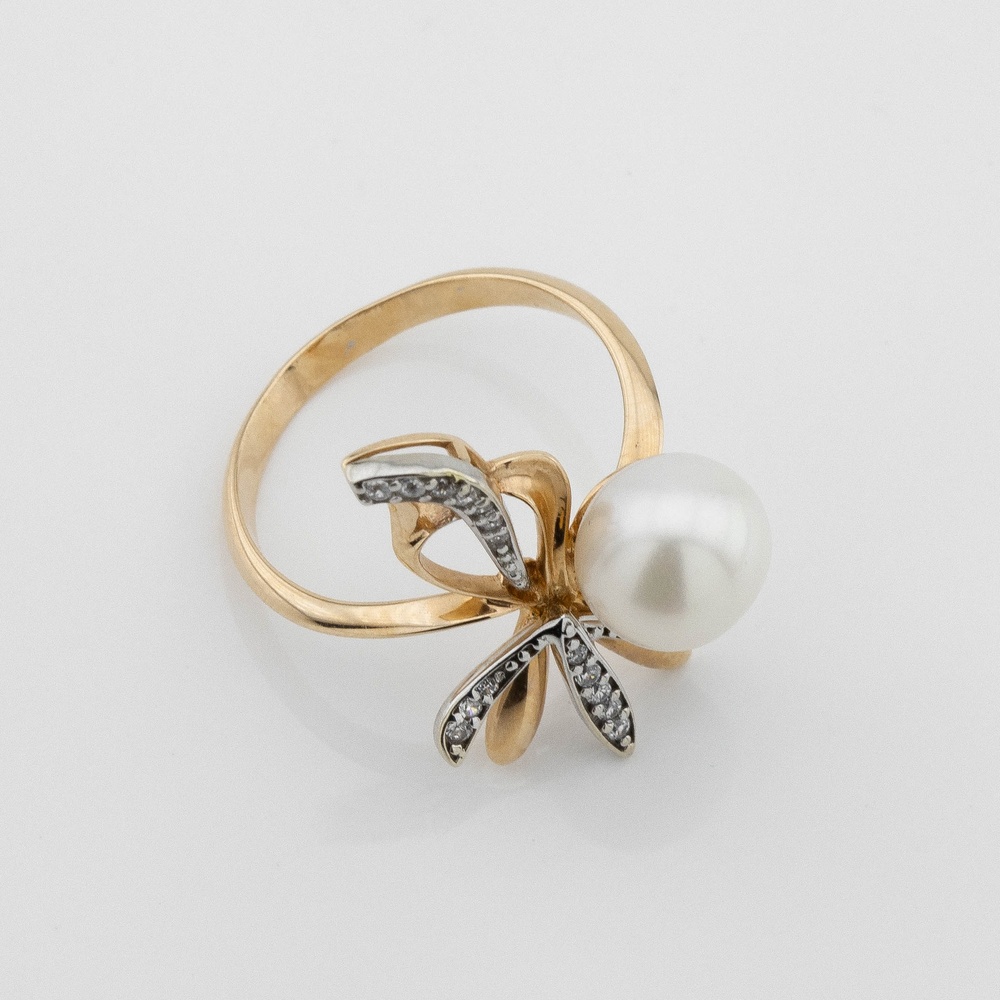 Золотое кольцо фигурное с жемчугом и фианитами 11813, 16,5 размер