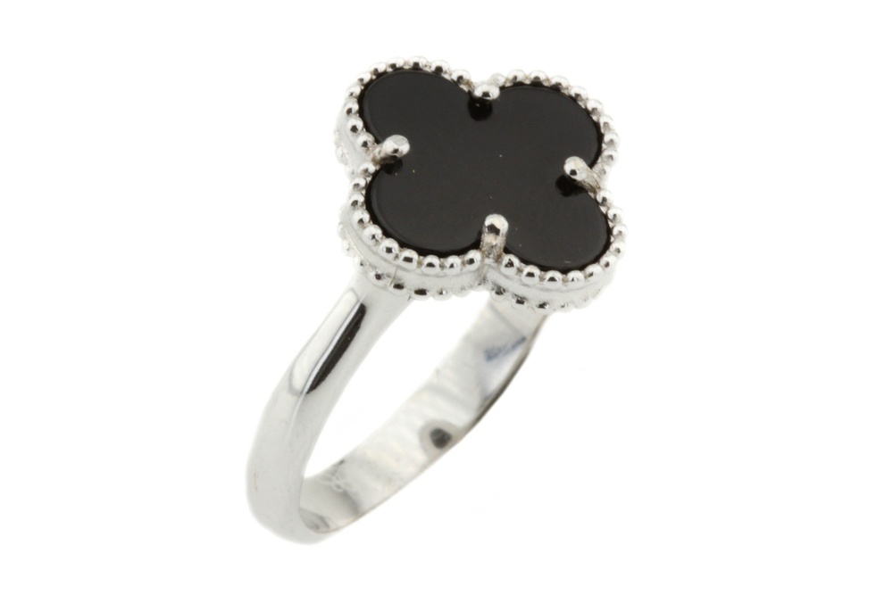 Серебряное кольцо цветок Клевер с черным ониксом СК11055, 17,5 размер, 17-5, Черный
