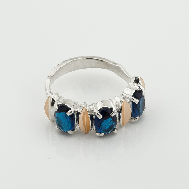 Серебряное кольцо с синими фианитами с золотыми накладками к281гл, 17 размер