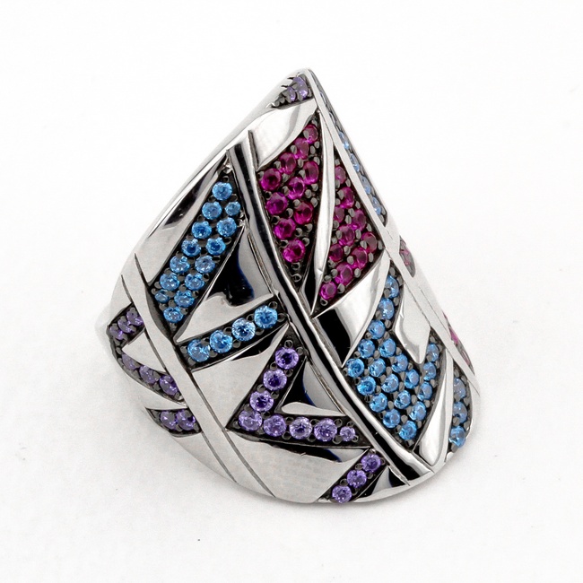 Срібне широке кільце перстень з абстракційним візерунком з кольорових фіанітів K11902, 16,5 розмір