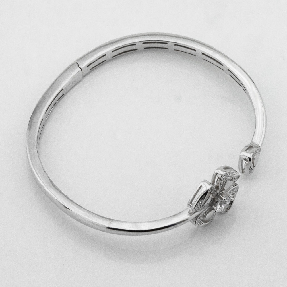Жесткий серебряный браслет незамкнутый Цветок с белыми фианитами b15852