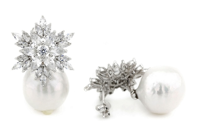 Срібні сережки-гвоздики Квіточка з бароковими перлами СС12078, Білий