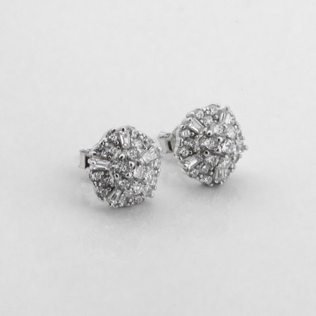 Серебряные сережки-пусеты круглые с белыми фианитами c121591, Белый