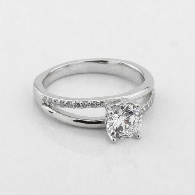 Серебряное кольцо с выступающим камнем белыми фианитами K111702, 17 размер