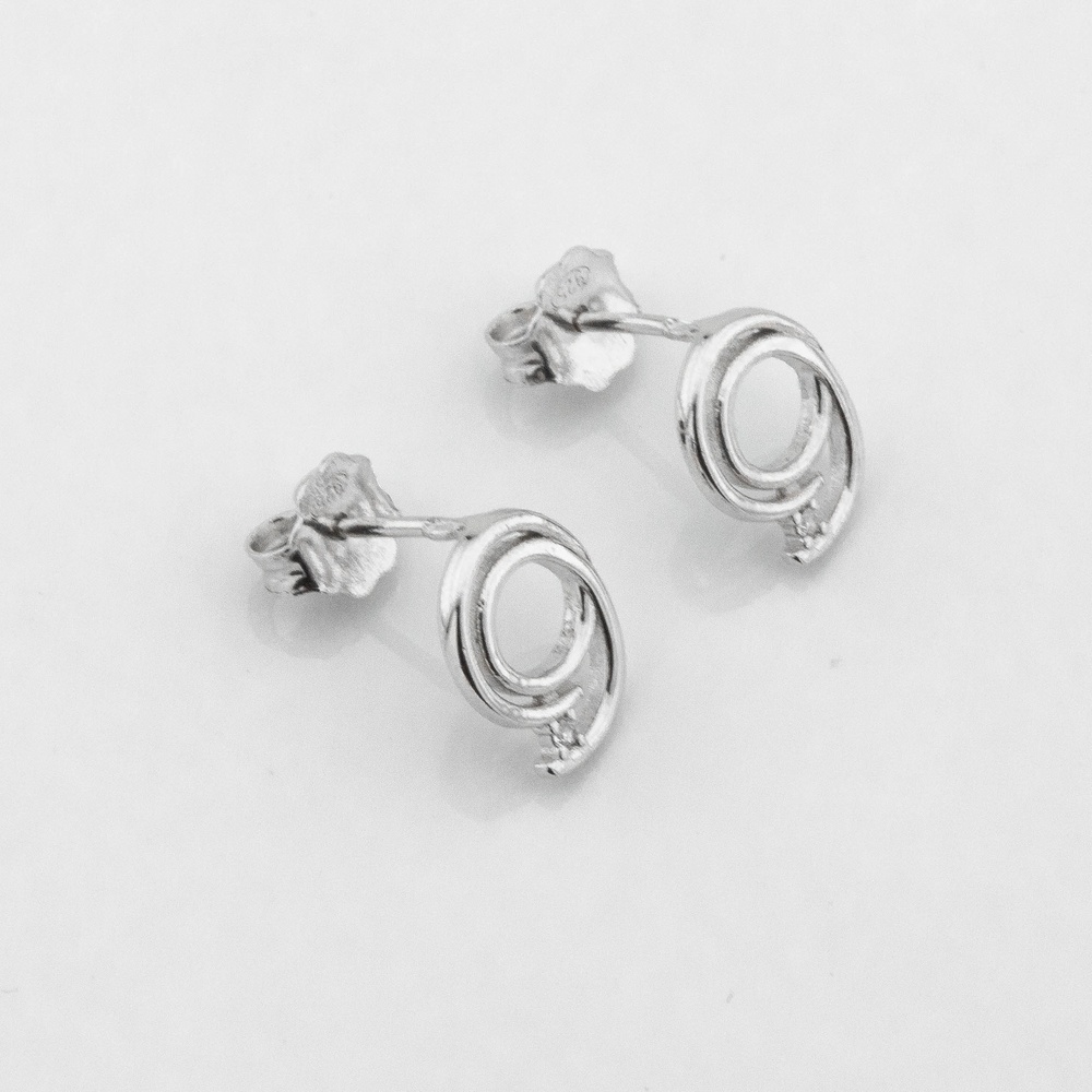 Серебряные сережки пусеты круглые Спираль с фианитами c121677, Белый