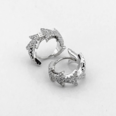 Серебряные серьги-кольца маленькие Стрелочки с белыми фианитами c121575, Белый
