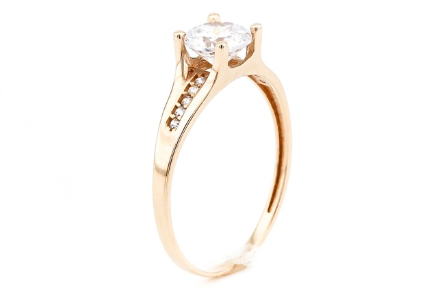 Золотое кольцо с фианитами с выступающим камнем классика КК11300, 15 размер
