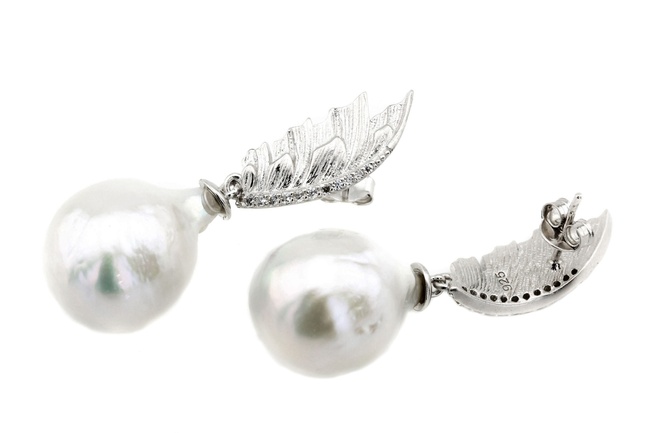 Срібні сережки-гвоздики Перо з бароковими перлами СС12080, Білий