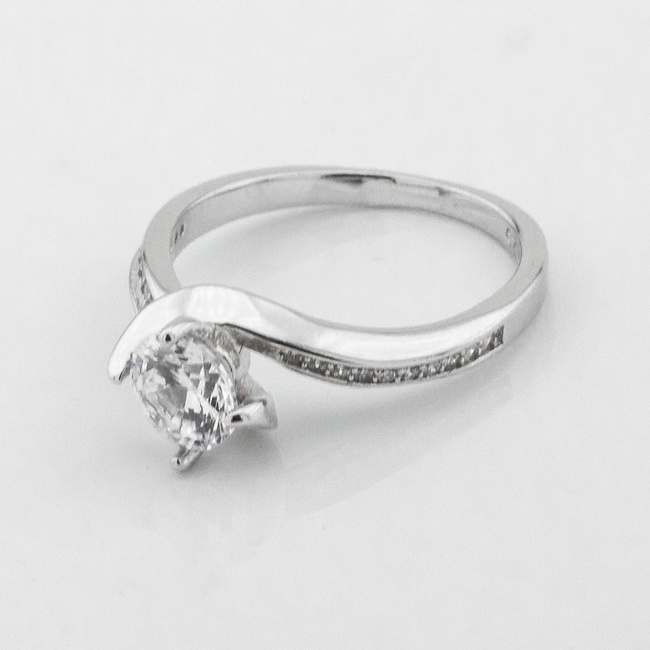 Серебряное кольцо с выступающим камнем белыми фианитами K111703, 15,5 размер