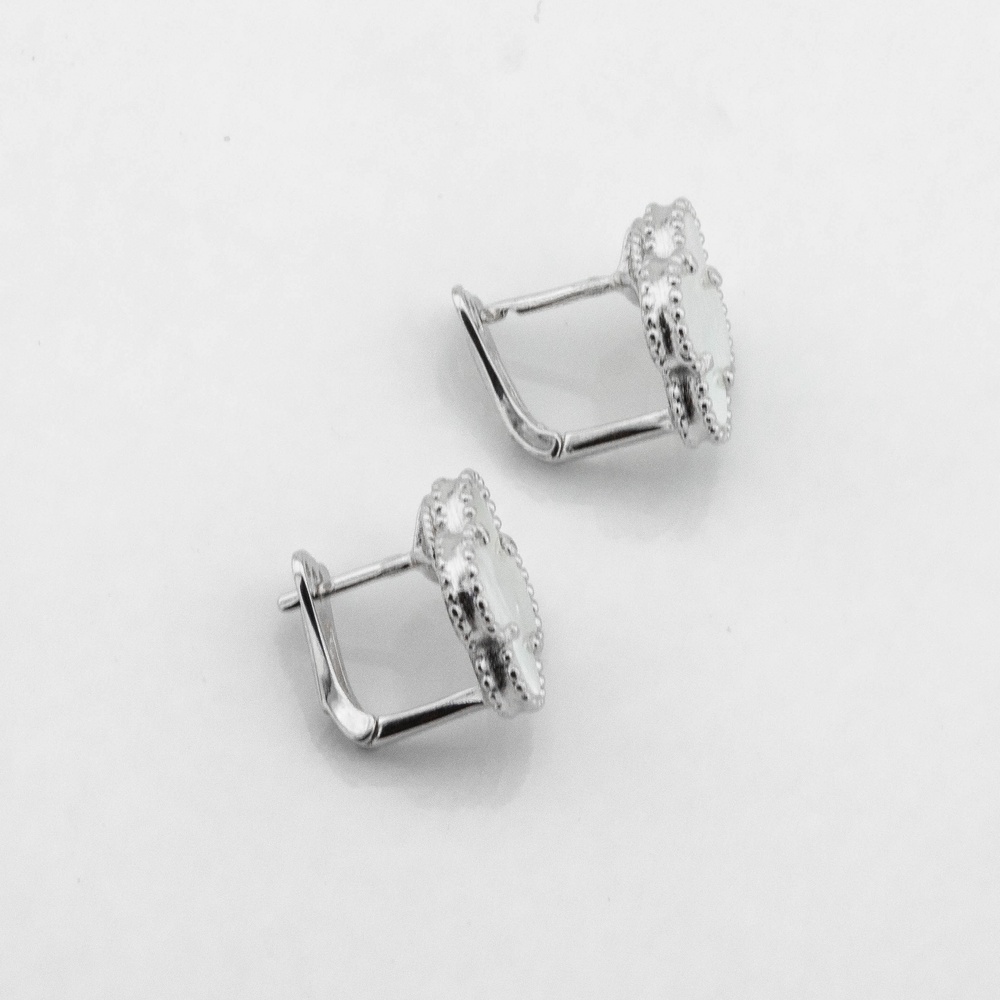 Серебряные серьги "Клевер" с белым перламутром C12807, Белый