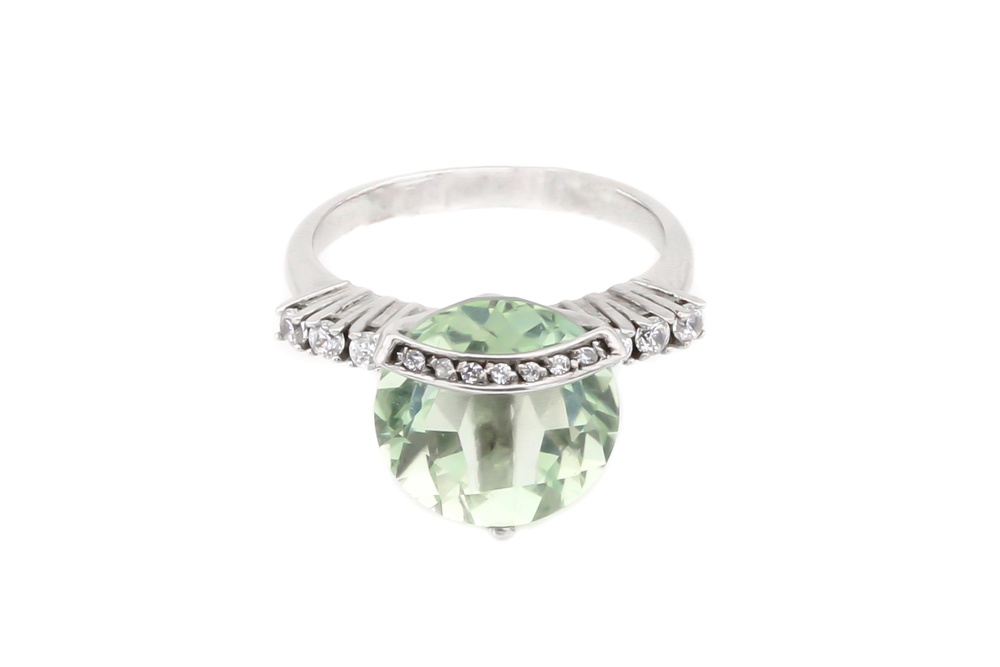 Выступающее серебряное кольцо с зеленым кварцем и фианитами 11816-1, 17,5 размер, 17-5, Зеленый
