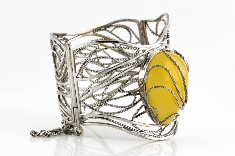 Широкий серебряный браслет жесткий ажурный с желтым янтарем 15633, Желтый