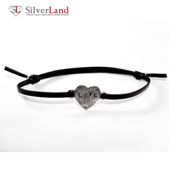 Кожаный браслет-шнурок черного цвета с серебряным сердцем с гравировкой "EJ Heart" Арт. 4034/EJ
