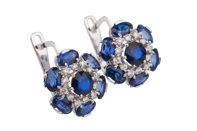 Золоті сережки круглі в формі квітки з сапфірами та діамантами EO10370, Синій|Білий