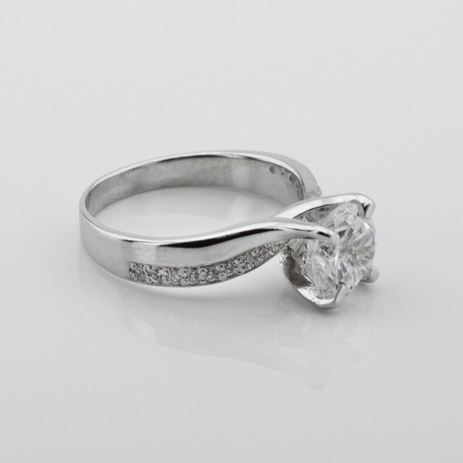 Серебряное кольцо с выступающим камнем белыми фианитами 11708-4, 16 размер
