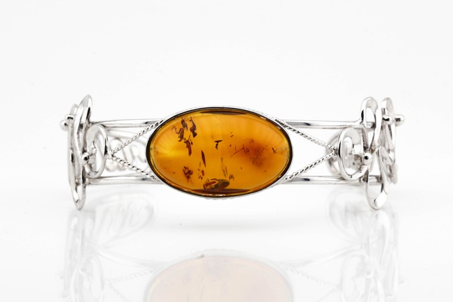 Жесткий браслет с желтым янтарем из серебра 15135, Желтый