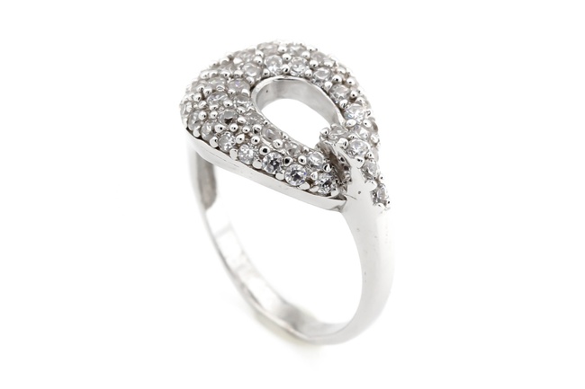 Срібний перстень "Пряжка" каплевидної форми з білими фіанітами СК11116, 17 розмір