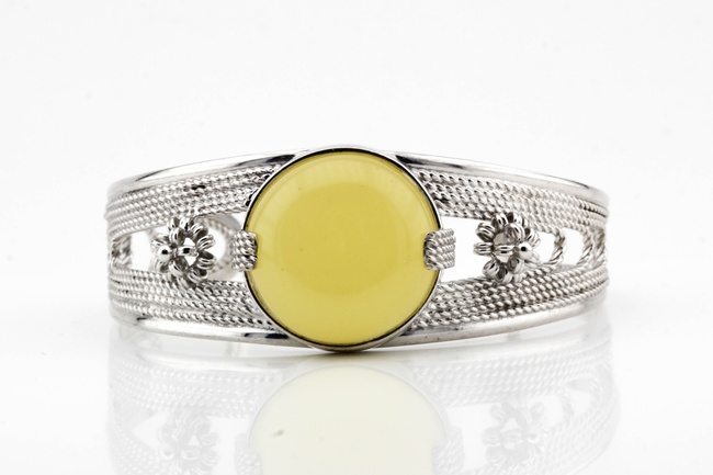 Серебряный жесткий браслет с желтым янтарем круглым 15216, Желтый
