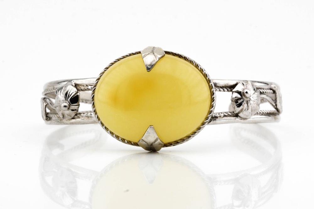 Тонкий жесткий браслет с желтым янтарем овал 15198, Желтый