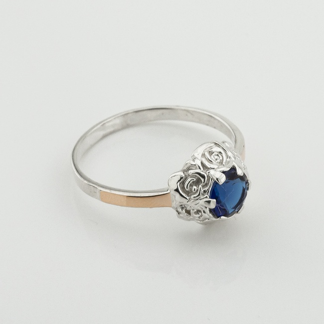 Серебряное кольцо с синим фианитом с золотыми накладками к734ф, 18,5 размер