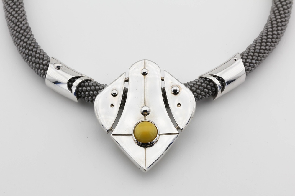 Дизайнерское серебряное колье ручной работы Треугольник с янтарем Р0017, Желтый
